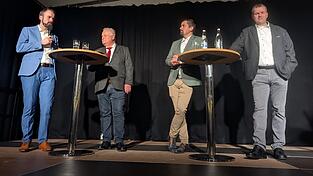 Die B&uuml;rgermeisterkandidaten bei der Podiumsdiskussion (v.l.): Sebastian Stanglmaier (BUL), Hans Wagner (SPD/Parteilose W&auml;hler), Florian Zwander (CSU) und Sebastian Fr&uuml;hauf (Freie W&auml;hler).