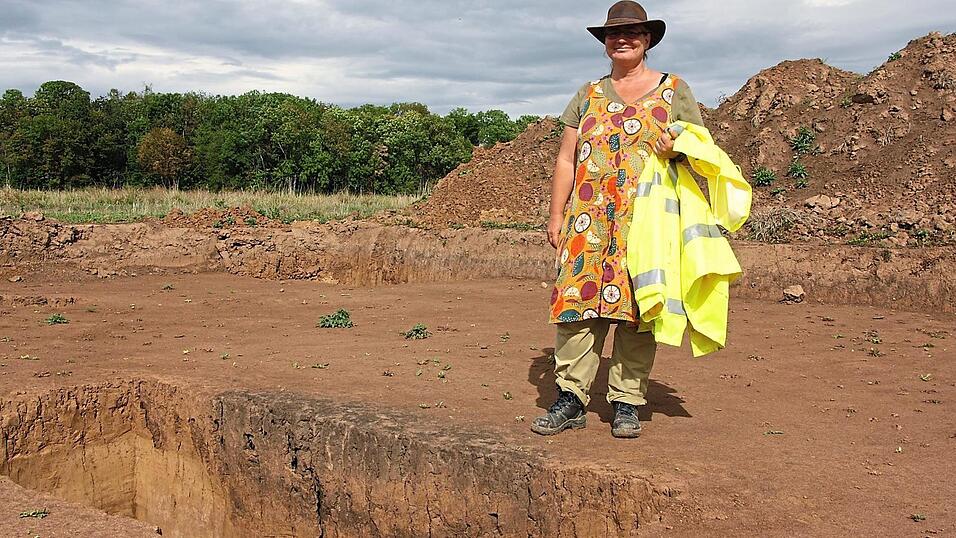 Archäologin und Grabungsleiterin Ildikó Bösze vor einer der mysteriösen Gruben, heute erkennbar durch die schwarze Erde. Sie vermutet, dass die Menschen vor rund 5 300 Jahren damit ihre Felder vor Tieren, wie Hasen, schützen wollten. Praktisch für die Menschen der Jungsteinzeit: Sie konnten die gefangenen Tiere aus der rund zwei Meter langen und variabel tiefen Grube nehmen und essen. Archäologin und Grabungsleiterin Ildikó Bösze vor einer der mysteriösen Gruben, heute erkennbar durch die schwarze Erde. Sie vermutet, dass die Menschen vor rund 5 300 Jahren damit ihre Felder vor Tieren, wie Hasen, schützen wollten. Praktisch für die Menschen der Jungsteinzeit: Sie konnten die gefangenen Tiere aus der rund zwei Meter langen und variabel tiefen Grube nehmen und essen.