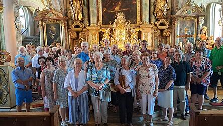 Die Chamer Heimatkundler vor dem Hochaltar der ehemaligen Abteikirche Peter und Paul in Oberalteich Die Chamer Heimatkundler vor dem Hochaltar der ehemaligen Abteikirche Peter und Paul in Oberalteich