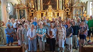 Die Chamer Heimatkundler vor dem Hochaltar der ehemaligen Abteikirche Peter und Paul in Oberalteich Die Chamer Heimatkundler vor dem Hochaltar der ehemaligen Abteikirche Peter und Paul in Oberalteich