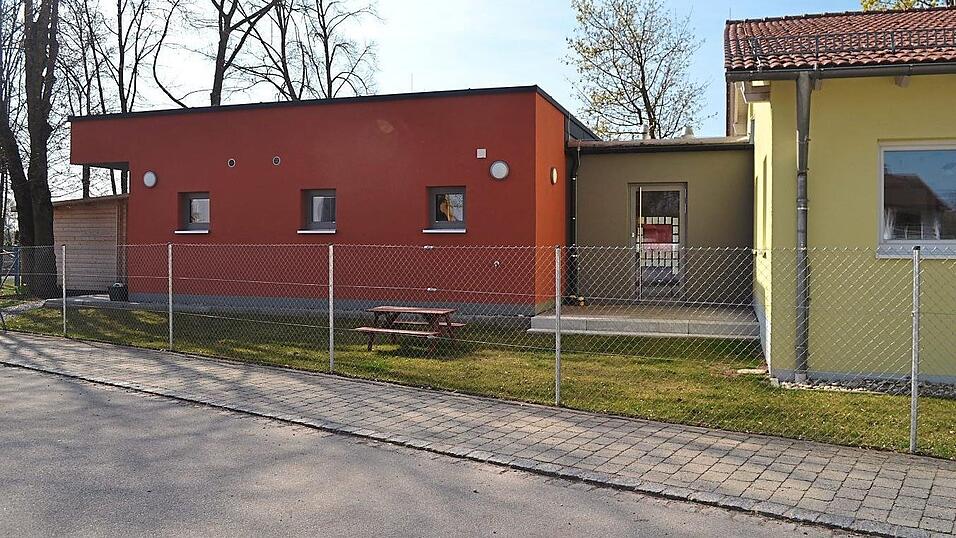 Der Anbau von außen, im Übergangsbereich ist die Garderobe untergebracht. Der Anbau von außen, im Übergangsbereich ist die Garderobe untergebracht.