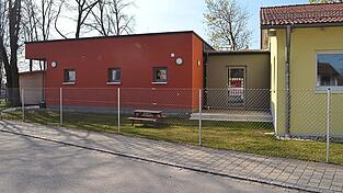Der Anbau von außen, im Übergangsbereich ist die Garderobe untergebracht. Der Anbau von außen, im Übergangsbereich ist die Garderobe untergebracht.