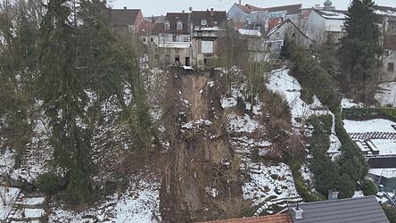 Das Luftbild zeigt das Ausma&szlig; des Hangrutsches.