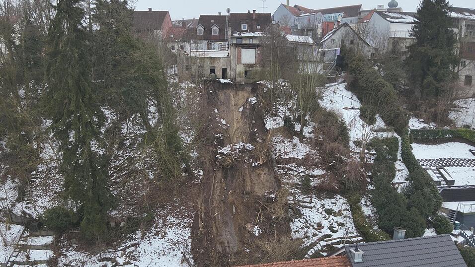 Das Luftbild zeigt das Ausma&szlig; des Hangrutsches.
