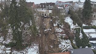 Das Luftbild zeigt das Ausma&szlig; des Hangrutsches.