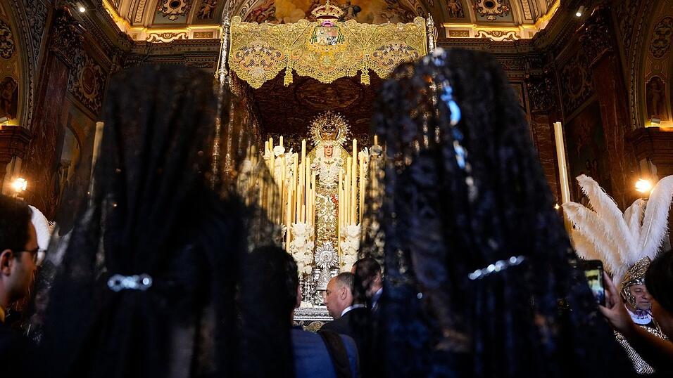 Hunderttausende s&auml;umen die bei den traditionsreichen Osterprozessionen in Spanien die Stra&szlig;en, Millionen verfolgen die Umz&uuml;ge am heimischen Fernseher.