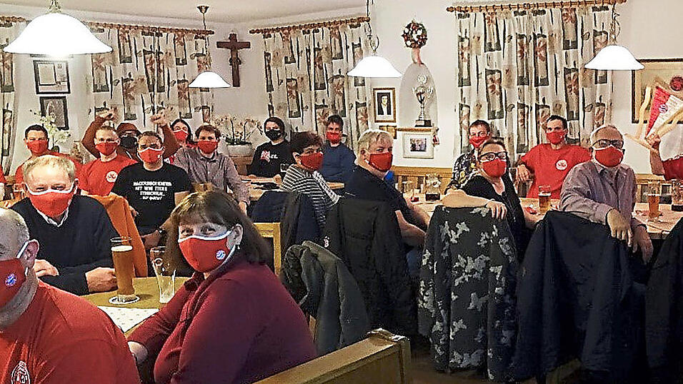 Als &Uuml;berraschung erhielten alle anwesenden Mitglieder kostenlose Community-Masken.