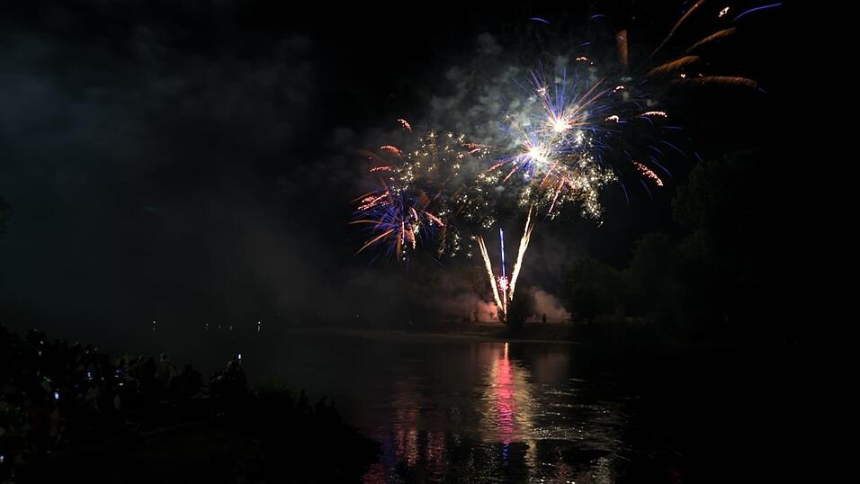 Mit einem bunten Feuerwerk wird die Lampionfahrt 2022 gefeiert.