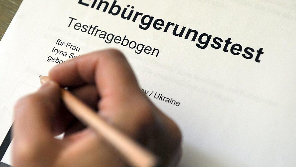 Erfolgreich absolvierte Sprachtests werden nicht nur für die Einbürgerung verlangt, sondern in vielen Fällen auch für den Familiennachzug. (Symbolbild)