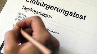 Erfolgreich absolvierte Sprachtests werden nicht nur für die Einbürgerung verlangt, sondern in vielen Fällen auch für den Familiennachzug. (Symbolbild)