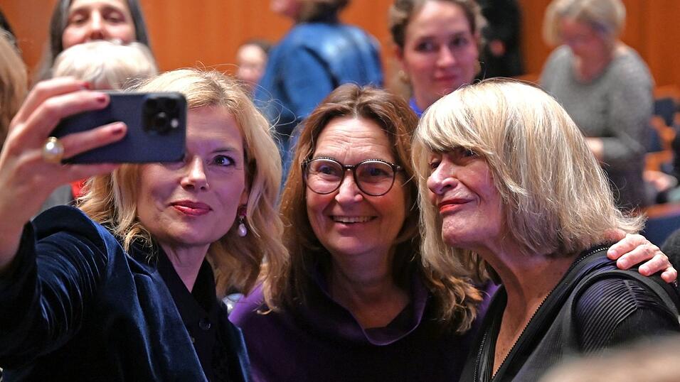 Julia Klöckner (v.l.-r., CDU), Bundestagspräsidentin, Mechthild Heil (CDU) und Frauenrechtlerin Alice Schwarzer lächeln für ein Selfie. Julia Klöckner (v.l.-r., CDU), Bundestagspräsidentin, Mechthild Heil (CDU) und Frauenrechtlerin Alice Schwarzer lächeln für ein Selfie.