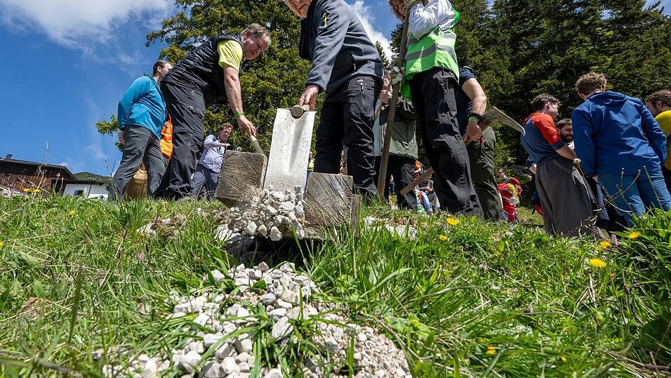 Ablaufrinnen an Wegen müssen freigeräumt werden, damit bei Starkregen das Wasser abfließt und nicht den Weg wegschwemmt. Ablaufrinnen an Wegen müssen freigeräumt werden, damit bei Starkregen das Wasser abfließt und nicht den Weg wegschwemmt.