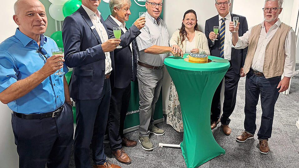 Sie schnitten die kleine AOK-Torte an und stießen auf die neuen Räume an. (v. l.) Horst Strohmeier, stellvertretender Direktor Franz Huber, Direktor Jürgen Beck, Alois Schraufstetter, Katrin Zellner, Bürgermeister Hans Schmalhofer und Vizelandrat Roman Fischer. Sie schnitten die kleine AOK-Torte an und stießen auf die neuen Räume an. (v. l.) Horst Strohmeier, stellvertretender Direktor Franz Huber, Direktor Jürgen Beck, Alois Schraufstetter, Katrin Zellner, Bürgermeister Hans Schmalhofer und Vizelandrat Roman Fischer.