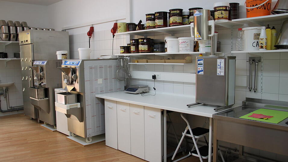 Freistunde durfte in das Eislabor der Familie Santoro. Was genau alles Angelo in die verschiedenen Eissorten hineinmischt, bleibt ein Geheimnis. Am Ende schmecken sie aber alle super. Freistunde durfte in das Eislabor der Familie Santoro. Was genau alles Angelo in die verschiedenen Eissorten hineinmischt, bleibt ein Geheimnis. Am Ende schmecken sie aber alle super.