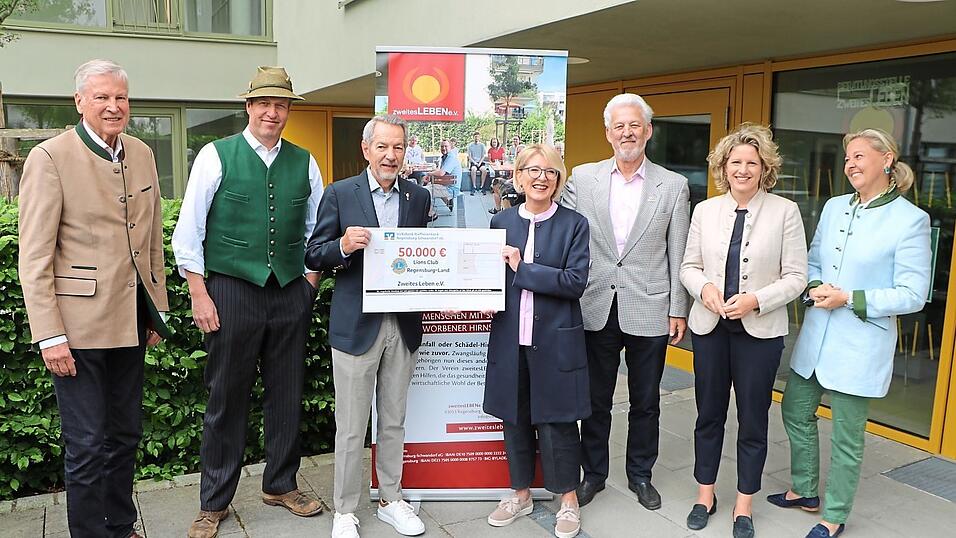 Bei der Scheck&uuml;bergabe (von links): Karl-Heinz H&ouml;rnlein, Josef Menzl, Gerhard Sperb, Claudia Weidner, Berthold Neppel, B&uuml;rgermeisterin Astrid Freudenstein und Stephanie Birnthaler.