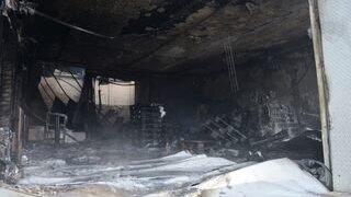 Es dauerte bis in die frühen Morgenstunden, ehe die Einsatzkräfte der Feuerwehr das Feuer unter Kontrolle hatten. (Foto: ih) Es dauerte bis in die frühen Morgenstunden, ehe die Einsatzkräfte der Feuerwehr das Feuer unter Kontrolle hatten. (Foto: ih)