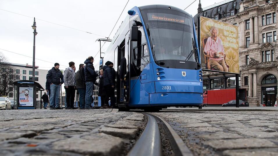 Beim Abbiegen stieß die Frau mit einer Trambahn zusammen. (Symbolbild)