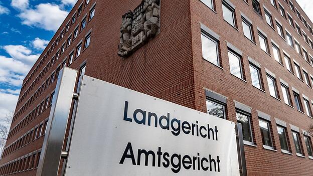 Die Anklage legte einem 38-j&auml;hrigen Mann gef&auml;hrlichen Eingriff in den Stra&szlig;enverkehr, N&ouml;tigung, gef&auml;hrliche sowie versuchte gef&auml;hrliche K&ouml;rperverletzung und K&ouml;rperverletzung zur Last.