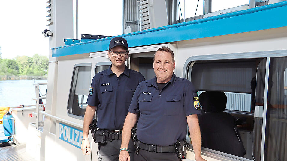 Das knapp 15 Meter lange Polizeischiff ist der Arbeitsplatz von Simon Weinzierl (l.)und Christoph Mielke.