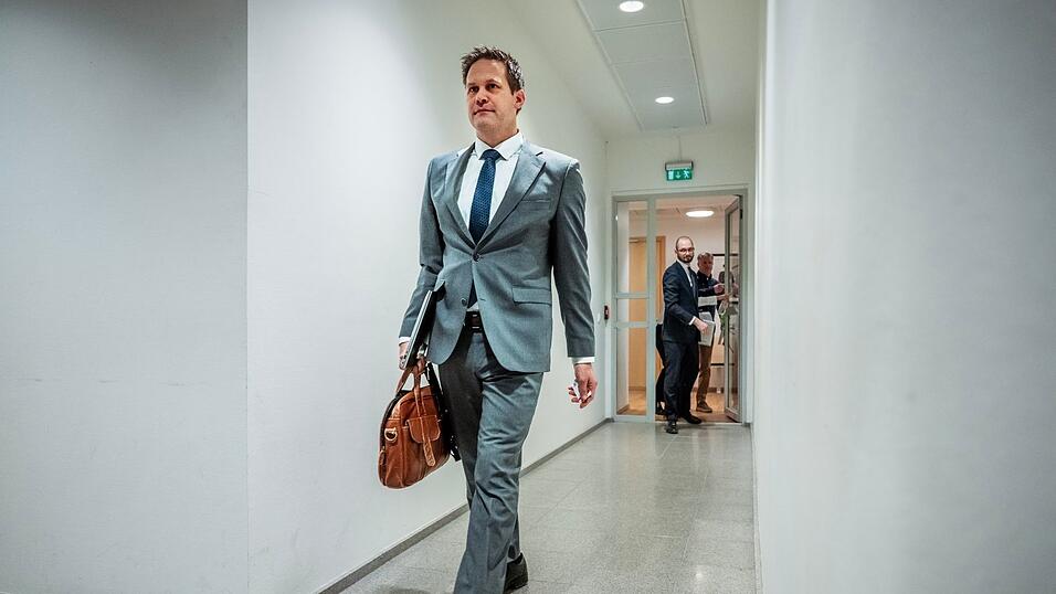 Staatsanwalt Sturla Henriksb&oslash; wollte heute eigentlich sein Pl&auml;doyer fortsetzen und bekanntgeben, welches Strafma&szlig; er f&uuml;r den Sohn der norwegischen Kronprinzessin fordert.