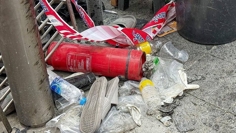 Feuerlöscher und Plastiksandalen lagen am Tag nach der Tragödie vor dem Pub. Feuerlöscher und Plastiksandalen lagen am Tag nach der Tragödie vor dem Pub.