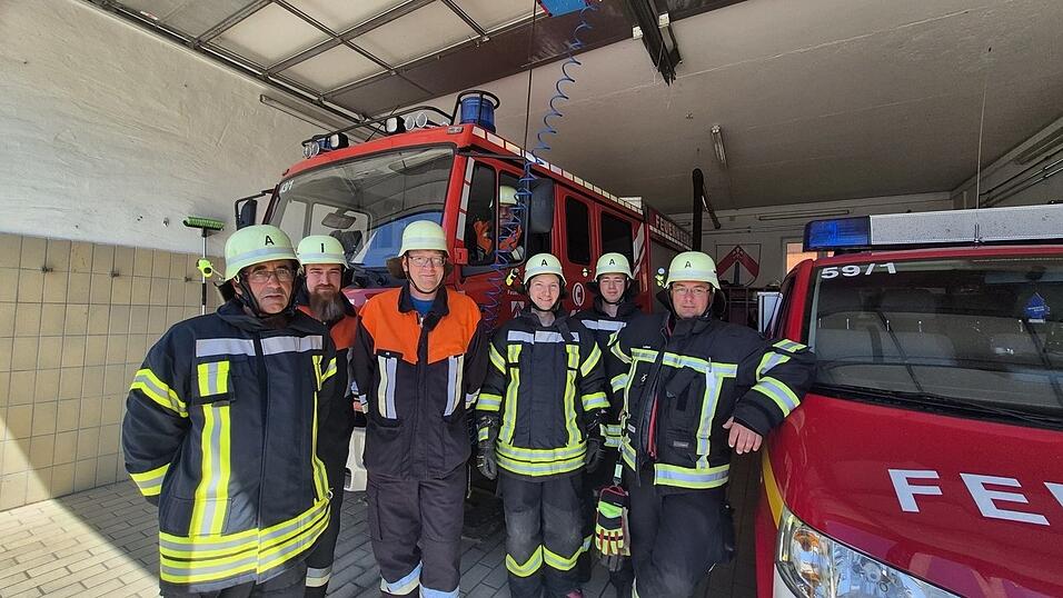 Am Dienstag noch im Stadtrat, am Mittwoch schon wieder zum Einsatz unterwegs: Die Feuerwehr Oberhatzkofen. Die Alarmierung zur nahe gelegenen Schlossklinik stellte sich als Fehlalarm heraus. Wichtig ist den Feuerwehrlern, für die Zukunft gut ausgerüstet zu sein. Deshalb soll, wenn auch erst fürs Jahr 2029, ein neues LF10 bestellt werden. Am Dienstag noch im Stadtrat, am Mittwoch schon wieder zum Einsatz unterwegs: Die Feuerwehr Oberhatzkofen. Die Alarmierung zur nahe gelegenen Schlossklinik stellte sich als Fehlalarm heraus. Wichtig ist den Feuerwehrlern, für die Zukunft gut ausgerüstet zu sein. Deshalb soll, wenn auch erst fürs Jahr 2029, ein neues LF10 bestellt werden.