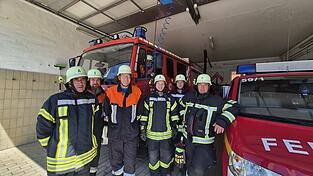Am Dienstag noch im Stadtrat, am Mittwoch schon wieder zum Einsatz unterwegs: Die Feuerwehr Oberhatzkofen. Die Alarmierung zur nahe gelegenen Schlossklinik stellte sich als Fehlalarm heraus. Wichtig ist den Feuerwehrlern, für die Zukunft gut ausgerüstet zu sein. Deshalb soll, wenn auch erst fürs Jahr 2029, ein neues LF10 bestellt werden. Am Dienstag noch im Stadtrat, am Mittwoch schon wieder zum Einsatz unterwegs: Die Feuerwehr Oberhatzkofen. Die Alarmierung zur nahe gelegenen Schlossklinik stellte sich als Fehlalarm heraus. Wichtig ist den Feuerwehrlern, für die Zukunft gut ausgerüstet zu sein. Deshalb soll, wenn auch erst fürs Jahr 2029, ein neues LF10 bestellt werden.