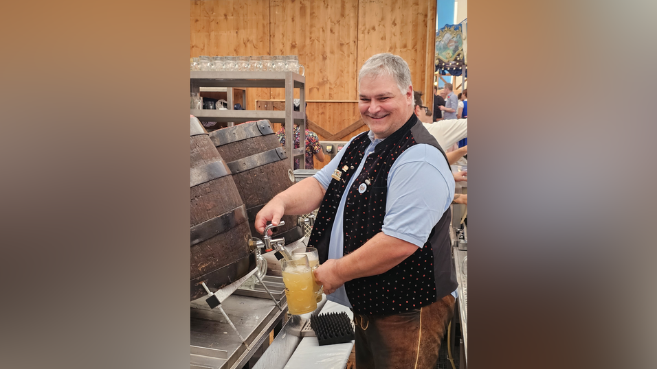 Wer Helmut Wertz trifft, der wird von seiner guten Laune angesteckt. Seit 21 Jahren ist er Schankkellner - heuer im Wenisch-Festzelt. Wer Helmut Wertz trifft, der wird von seiner guten Laune angesteckt. Seit 21 Jahren ist er Schankkellner - heuer im Wenisch-Festzelt.