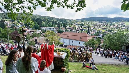 Zahlreiche Menschen kommen jedes Jahr zum Englmarisuchen. Den Tag zu feiern schützt davor, ihn zu vergessen.