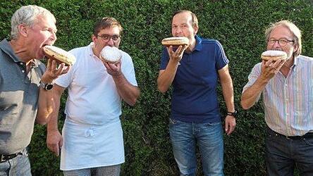 Der Lions-Club hat jahrelang den Krapfenschmaus organisiert, heuer übernimmt es der Feuerwehrverband Cham. Der Lions-Club hat jahrelang den Krapfenschmaus organisiert, heuer übernimmt es der Feuerwehrverband Cham.