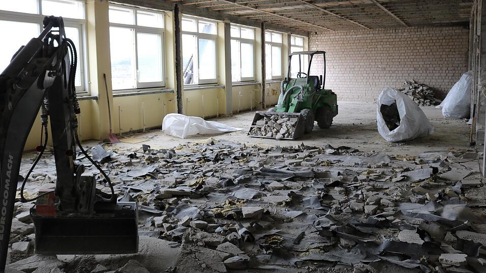 Im Inneren des Robert-Schuman-Gymnasiums sieht es aktuell ziemlich unordentlich aus. Dafür ist die Entkernung so gut wie abgeschlossen. Bis zum Schuljahr 2026/27 soll die Schule bezugsbereit sein. Im Inneren des Robert-Schuman-Gymnasiums sieht es aktuell ziemlich unordentlich aus. Dafür ist die Entkernung so gut wie abgeschlossen. Bis zum Schuljahr 2026/27 soll die Schule bezugsbereit sein.