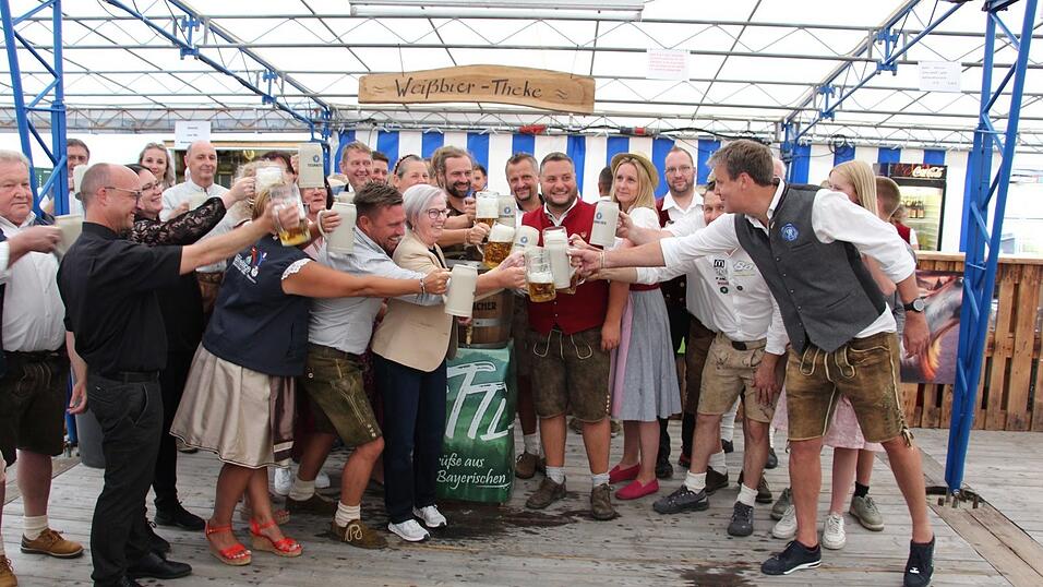 Anstoßen auf das 58. Teisnacher Sommerfest.