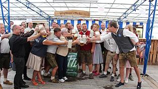 Anstoßen auf das 58. Teisnacher Sommerfest.