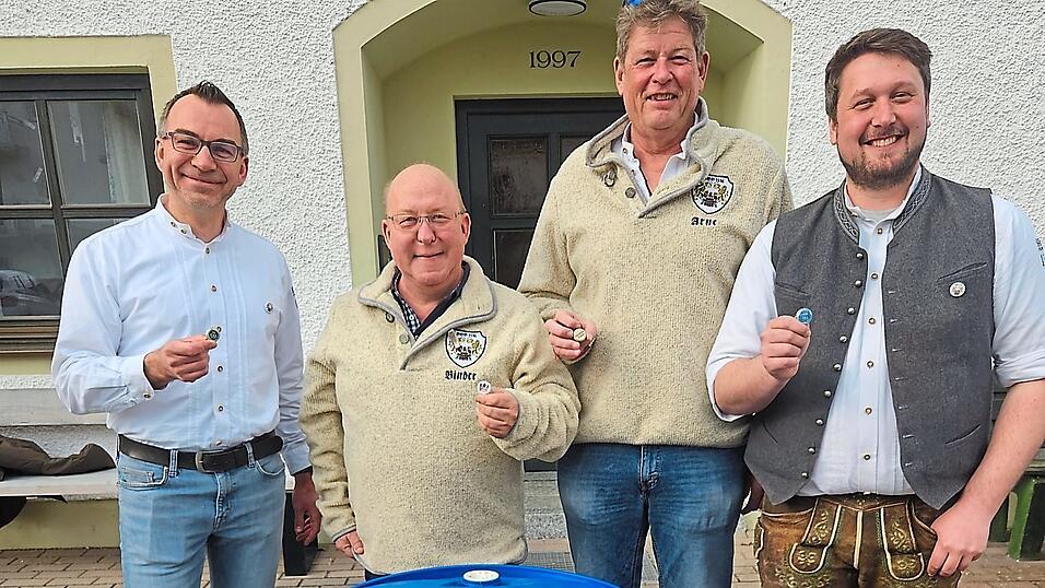 Jakob Augustin, die Mitglieder des BDS, Richard Binder und Vorsitzender Arne Cla&szlig;en sowie Peter Staudinger (v.l.) freuen sich &uuml;berSpender.