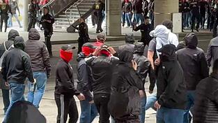 Vor dem Spiel des FC Bayern gegen den VfB Stuttgart kam es zu einer Schl&auml;gerei zwischen rivalisierenden Fans.