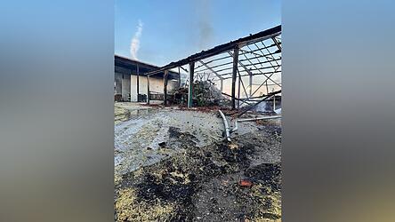 Die Scheune mit Strohlager und Werkstatt brannte ab. Bis zum Nachmittag l&ouml;schten die Feuerwehrler.
