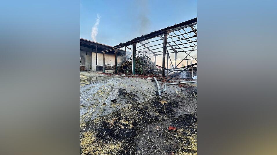 Die Scheune mit Strohlager und Werkstatt brannte ab. Bis zum Nachmittag l&ouml;schten die Feuerwehrler.