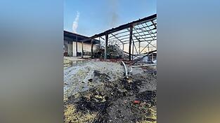 Die Scheune mit Strohlager und Werkstatt brannte ab. Bis zum Nachmittag l&ouml;schten die Feuerwehrler.