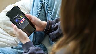 Die Nutzung von Social-Media-Plattformen soll für Kinder verboten und für Jugendliche eingeschränkt werden. (Symbolbild) Die Nutzung von Social-Media-Plattformen soll für Kinder verboten und für Jugendliche eingeschränkt werden. (Symbolbild)