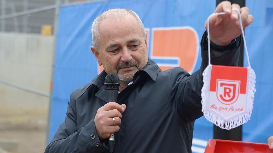 Beim SSV Jahn wurde am Dienstag der Grundstein für das neue Funktionsgebäude am Trainingsgelände gelegt.