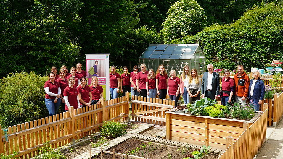 Die G&auml;ste machten sich ein erstes Bild vom neuen Lehrgarten.
