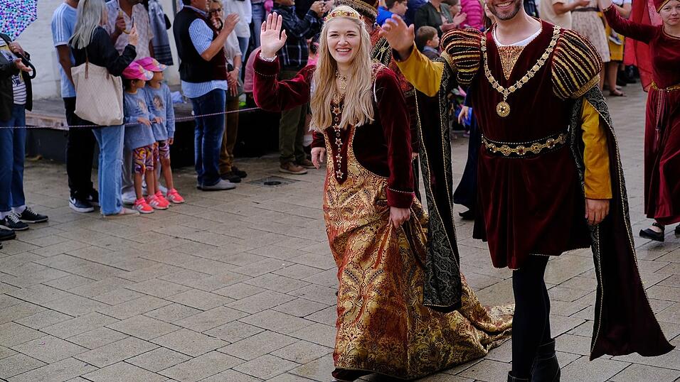 Zahlreiche Musik- und Trachtengruppen zogen nach dreij&auml;hriger Pause am Freitagabend zum Festplatz Am Hagen.