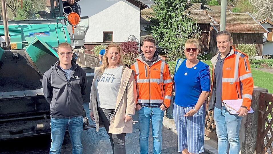 Freuen sich &uuml;ber das nachhaltig asphaltierte Teilst&uuml;ck des Kaitersbergweges: (v. l. n. r.) Matthias Aumer (mks Architekten-Ingenieure GmbH), Kathrin Althammer (Althammer Bau GmbH), Fabian Fleischmann (Josef R&auml;dlinger Unternehmensgruppe), Sabine Steinlechner (B&uuml;rgermeisterin), Alexander Apfelbeck (Josef R&auml;dlinger Unternehmensgruppe).