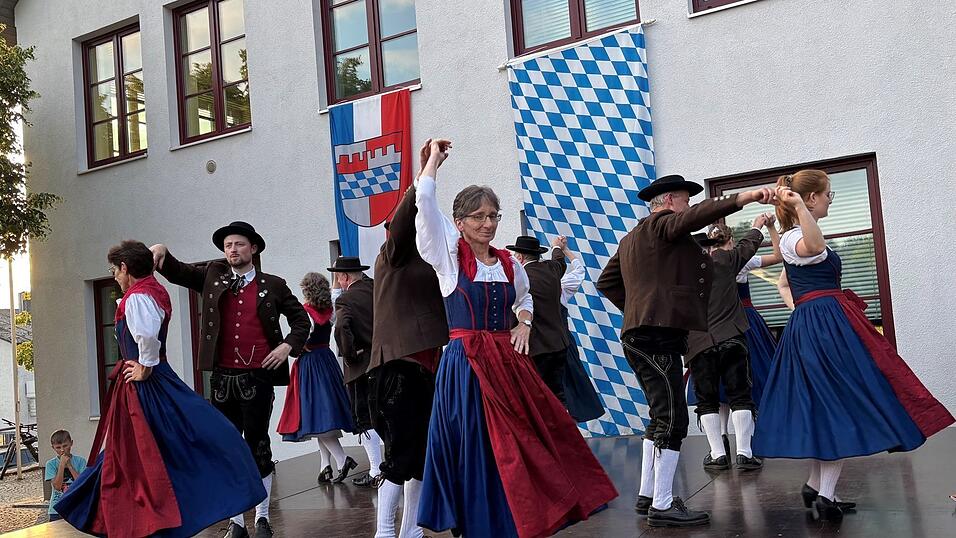 Die Erwachsenengruppe tanzt sehr gekonnt.