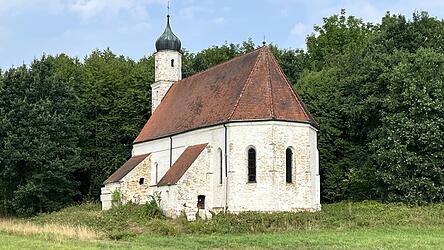 Einsam gelegen steht die Kirche von Thomasbach direkt am Waldrand zwischen den Gemeinden Exing und Kammern. Warum sie so weit abseits gebaut wurde, wird wohl f&uuml;r immer ein Geheimnis bleiben.