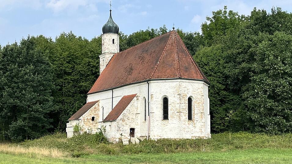 Einsam gelegen steht die Kirche von Thomasbach direkt am Waldrand zwischen den Gemeinden Exing und Kammern. Warum sie so weit abseits gebaut wurde, wird wohl für immer ein Geheimnis bleiben. Einsam gelegen steht die Kirche von Thomasbach direkt am Waldrand zwischen den Gemeinden Exing und Kammern. Warum sie so weit abseits gebaut wurde, wird wohl für immer ein Geheimnis bleiben.