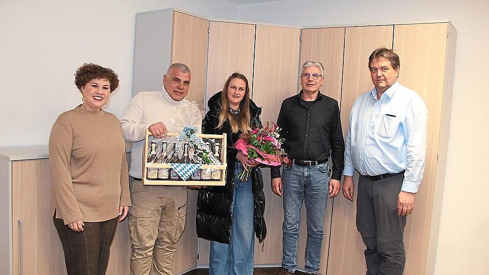 Präsente zum Einstand für das neue Pächterpaar Drita und Mustafe Kuliqi von (von links): Bürgermeisterin Alexandra Riedl, Technischem Vorstand Richard Fischer und Manfred Janker, Chef der Städtischen Betriebe. Präsente zum Einstand für das neue Pächterpaar Drita und Mustafe Kuliqi von (von links): Bürgermeisterin Alexandra Riedl, Technischem Vorstand Richard Fischer und Manfred Janker, Chef der Städtischen Betriebe.