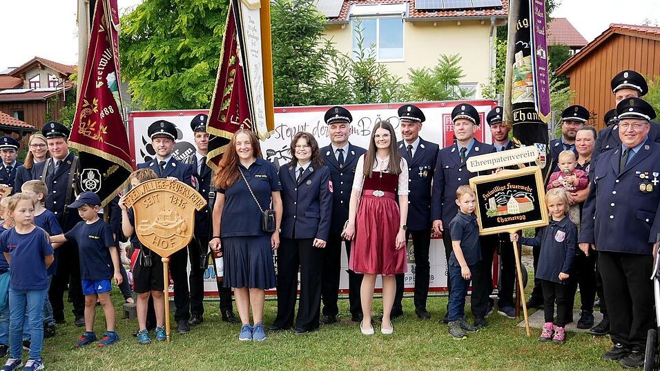 Sie werden das Hofinger Jubiläumsfest wuppen: die Führungskräfte der drei Vereine sowie die Festdamen und Festleiter Helmut Baumgartner und natürlich auch Patenbraut Julia Gruber (im Dirndl). Sie werden das Hofinger Jubiläumsfest wuppen: die Führungskräfte der drei Vereine sowie die Festdamen und Festleiter Helmut Baumgartner und natürlich auch Patenbraut Julia Gruber (im Dirndl).