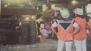 Eineinhalb Stunden brauchte damals ein Großaufgebot an Rettern, um den Mann aus seiner misslichen Lage zu befreien. Eineinhalb Stunden brauchte damals ein Großaufgebot an Rettern, um den Mann aus seiner misslichen Lage zu befreien.