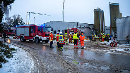 Feuerwehren aus dem gesamten Umkreis waren im Einsatz. Feuerwehren aus dem gesamten Umkreis waren im Einsatz.
